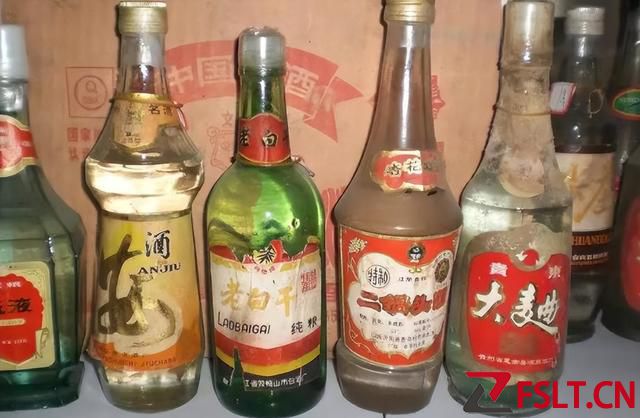 廣東退休的李大爺曬“藏酒柜”，竟無茅臺全是廉價酒，網(wǎng)友熱議